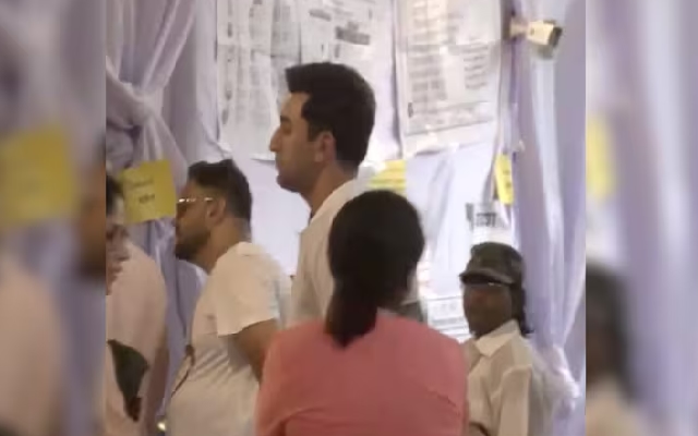 Ranbir Kapoor, Shraddha Kapoor Cast Votes; Celebs Turn Up in Mumbai - News Karnataka