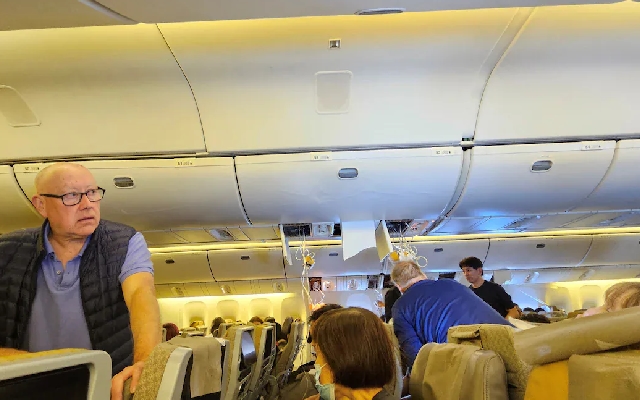 Singapore Airlines Flight Encounters Severe Turbulence:1 Dead, 30 Injured - News Karnataka