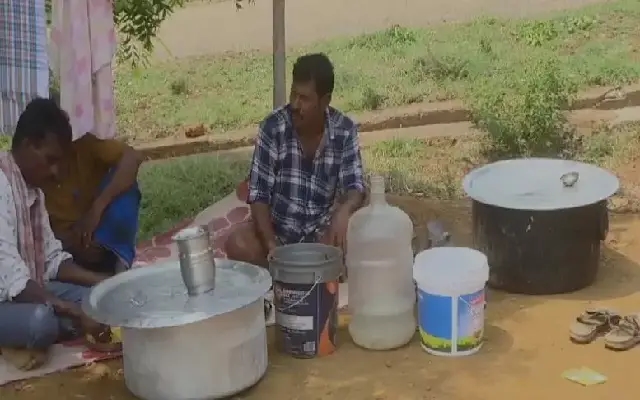 Bus Caught for Fake Documents Tourists Stranded Outside Gadag RTO Office - News Karnataka