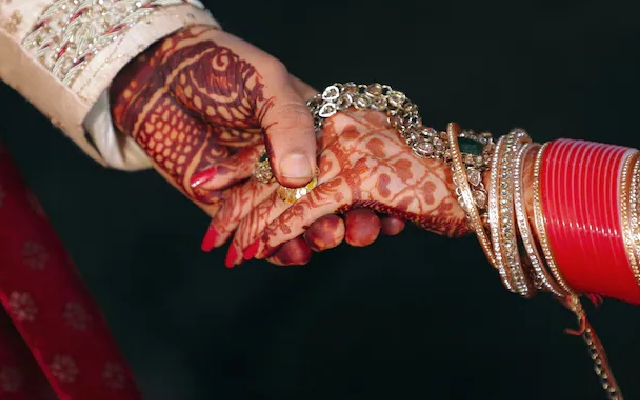 Uttar Pradesh Wedding Kiss Leads to Family Stick Fight - News Karnataka