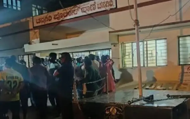 Davangere Man Dies Allegedly in Custody, Mob Attacks Police Station - News Karnataka