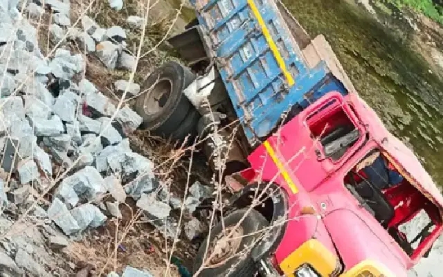 Tragic Accident Claims Lives of Two Laborers in Nitte Bhramari Cross - News Karnataka