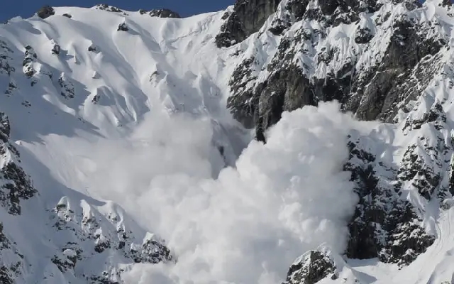 Massive Snow Slide Hits Gandhi Sarovar in Kedarnath Valley - News Karnataka