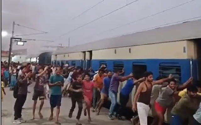 Passengers Push Train to Prevent Fire Spread, Video Goes Viral - News Karnataka