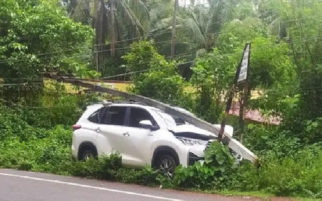 Car Hits Electricity Pole Avoiding Collision Near Kulkunda, Pilgrims Safe - News Karnataka
