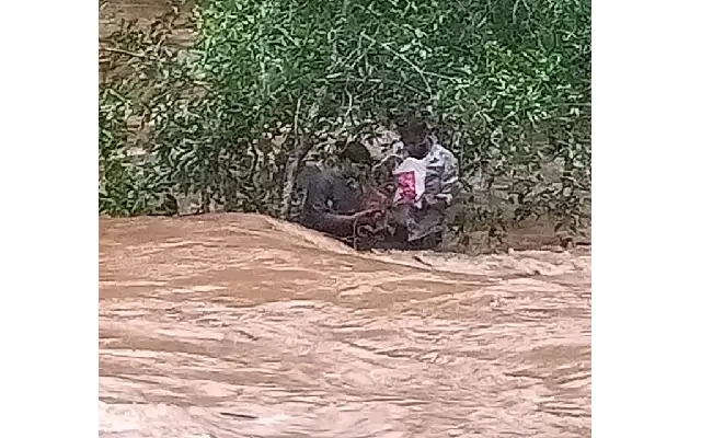 Car Falls into River in Kasaragod District Near Mangaluru, Two Rescued - News Karnataka