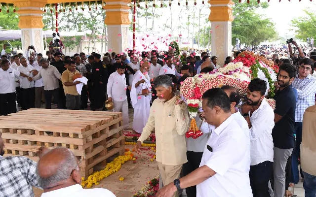 Chandrababu Naidu Carries Ramoji Rao's Remains As Media Baron Cremated - News Karnataka