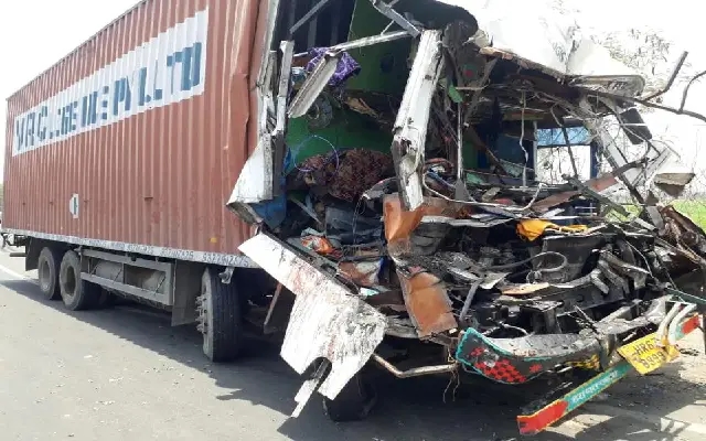 Container Truck Mishap Causes Traffic Disruption in Allipade, Bantwal - News Karnataka
