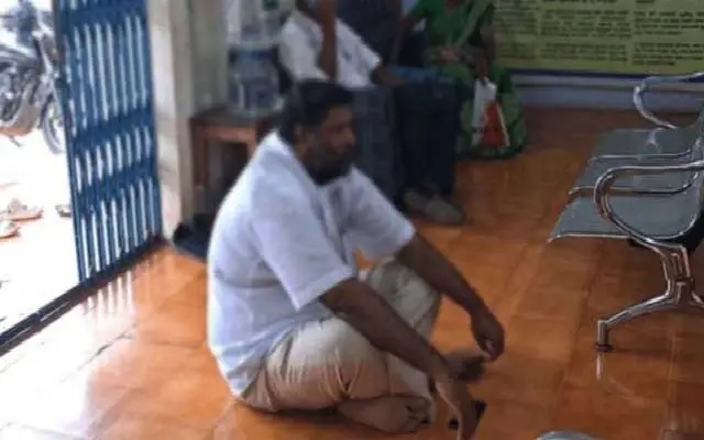 Customer Stages Sit-In Protest at Kallugundi Bank Over CIBIL Score Issue - News Karnataka