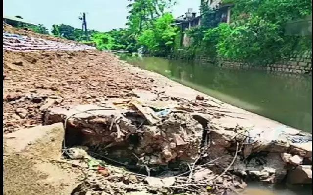 DYFI Demands Inquiry into Collapsed Rajakaluve Wall in Mangaluru - News Karnataka