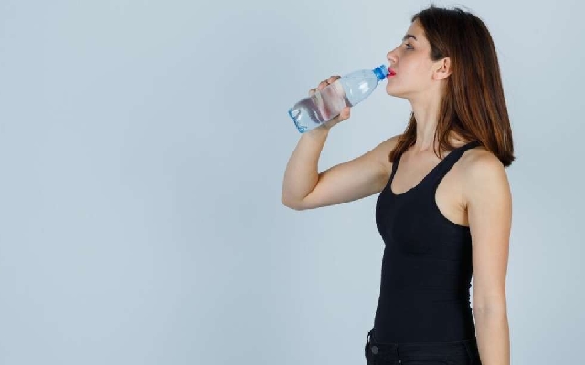 Why drinking water while standing isn’t good for your health - News Karnataka