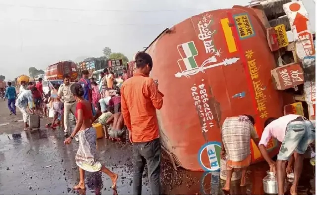 Edible Oil Tanker Overturns in Santhekatte Due to Slippery Road Conditions - News Karnataka