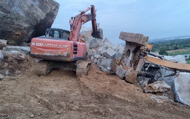 Fatal Rockfall Incident Claims Hitachi Driver's Life in Malur, Karnataka - News Karnataka