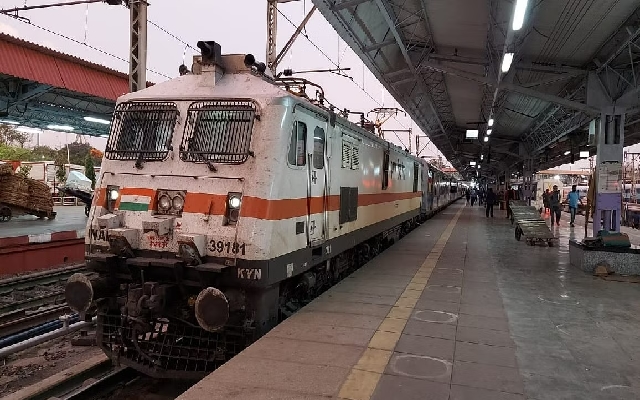 Karnataka Rail Safety Concerns Rise: Kavach System Not Deployed - News Karnataka