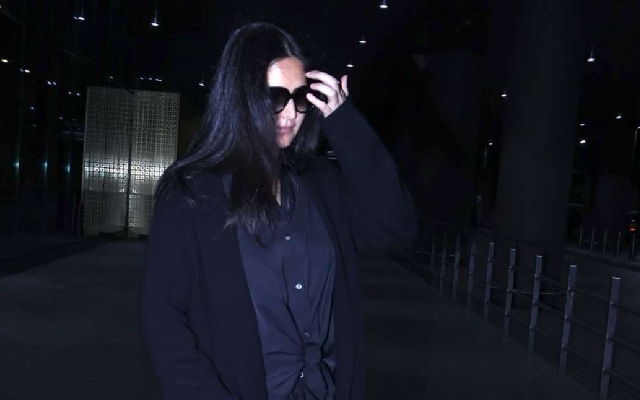 Katrina Kaif grabs eyeballs at Mumbai airport after returning from London - News Karnataka