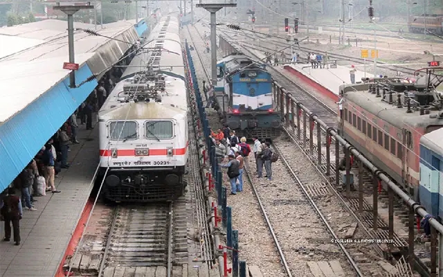 Kumaraswamy Pushes for Key Railway Projects with Union Railways Minister - News Karnataka