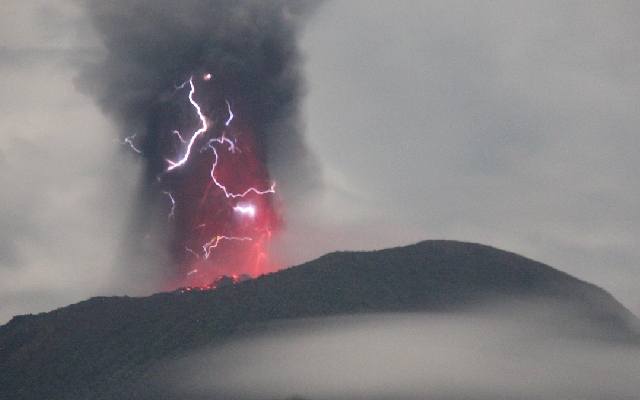 Indonesia's Mount Ibu Volcano Erupts, Spews Ash Clouds - News Karnataka