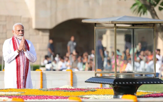 PM Modi Pays Tribute to Mahatma Gandhi, Vajpayee Before Oath - News Karnataka