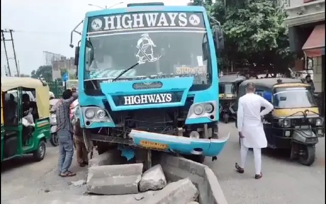 Private Bus Loses Control and Straddles Road Divider on NH 66 - News Karnataka