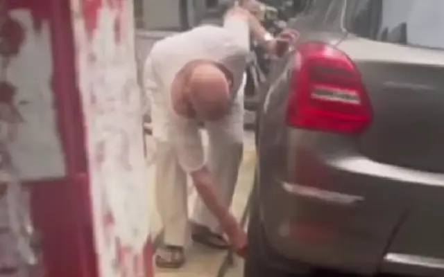 Pune Man Enforces Parking Rule with Car Tire Puncture - News Karnataka
