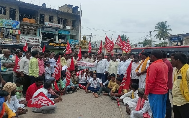 Quarry Workers Protest for Educational Support and Other Demands - News Karnataka