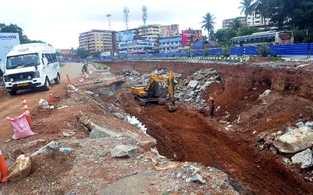 Safety Concerns Rise at Santhekatte Underpass Construction Area - News Karnataka