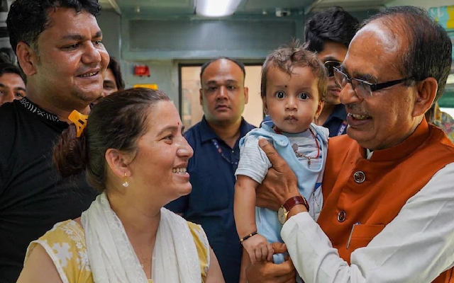 Shivraj Chouhan Travels In Train From Delhi To Bhopal, Shares Pics - News Karnataka