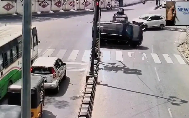 Reckless Driving Leads to Harrowing Collision in Hyderabad Intersection - News Karnataka