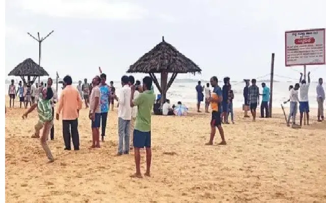 Tourists Flock to Malpe Beach Despite Water Restrictions - News Karnataka