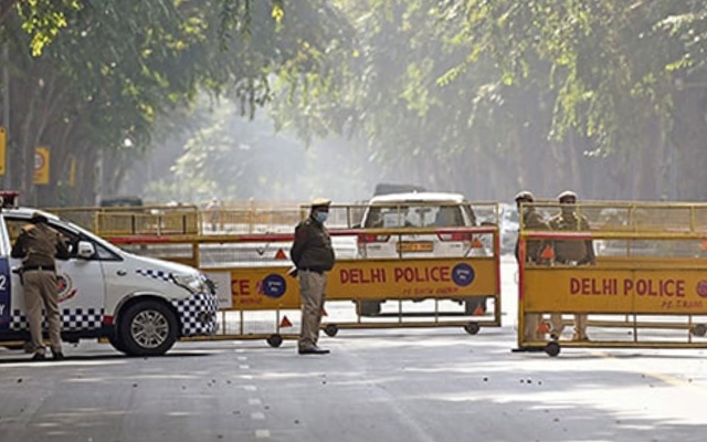 2 Men Robbed Of ₹ 50 Lakh At Gunpoint Near Delhi's Akshardham Temple: Cops - News Karnataka