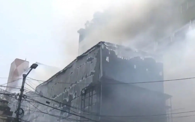 Fire Breaks Out in Kolkata's Park Street District - News Karnataka