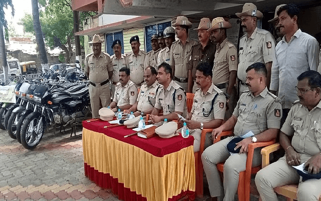 Ranebennur Police Bust Motorbike Theft Network ,Seize 29 Bikes Worth ₹23lac - News Karnataka