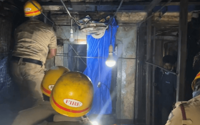 Fire breaks out at Gandhi Bazar cloth market ; More than 8 shop burned - News Karnataka