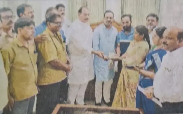 Rs 5 Lakh Compensation Handed Over to Family of Electrocution Victim - News Karnataka
