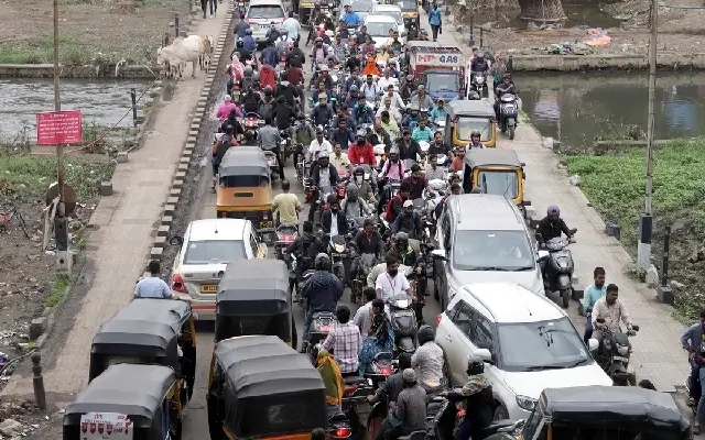 Technical Snag Delays Road Traffic at Hadavinakone Railway Gate - News Karnataka