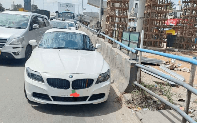 BMW Z4 runs out of fuel in Bengaluru ; Traffic police issue fine - News Karnataka