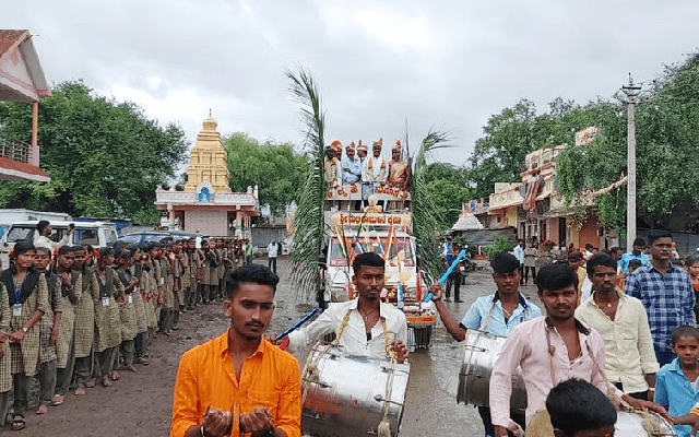 Retired Teacher Receives Grand Farewell from Alumni in Sindagi - News Karnataka