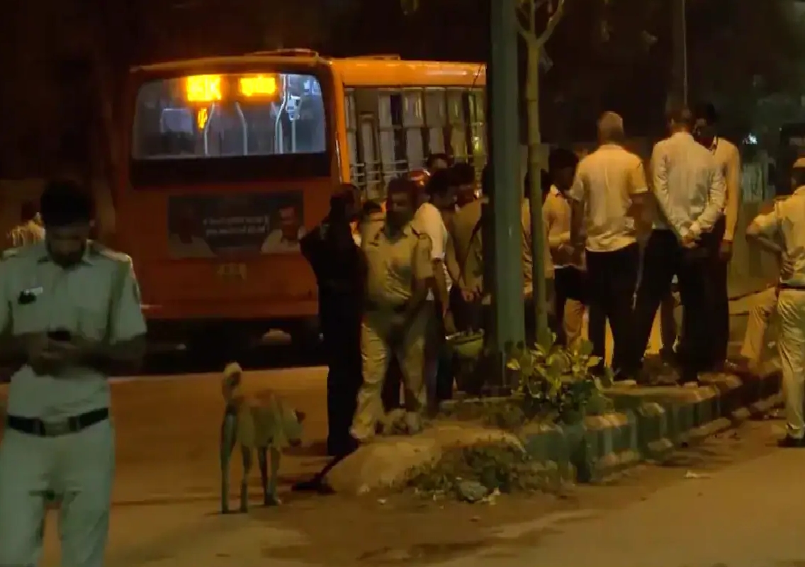 Bomb Threat on Delhi Bus: Police Recover Suspicious Object, Investigation Underway - News Karnataka