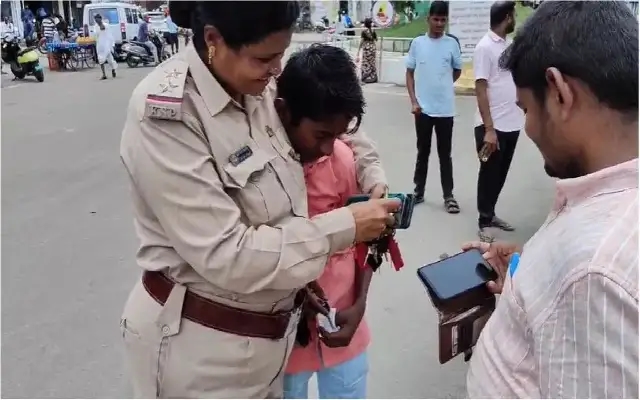 Bagalkot PSI's Kind Gesture Goes Viral After Helping Student Pay College Fees - News Karnataka