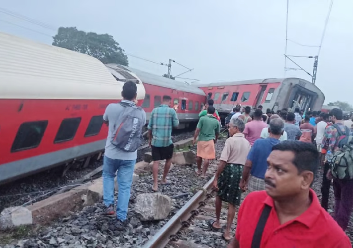 18 Coaches of Howrah-CSMT Express Derail in Jharkhand - News Karnataka