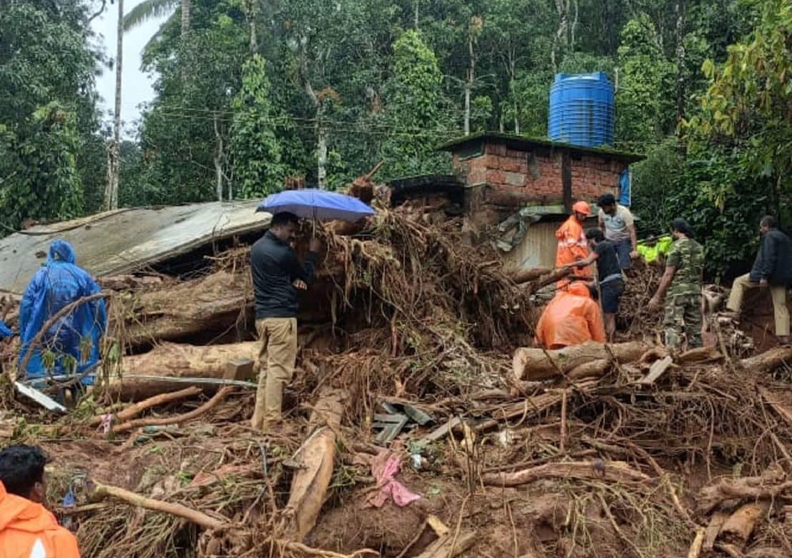 Rescue Operations Intensify in Kerala's Wayanad Following Deadly Landslides - News Karnataka