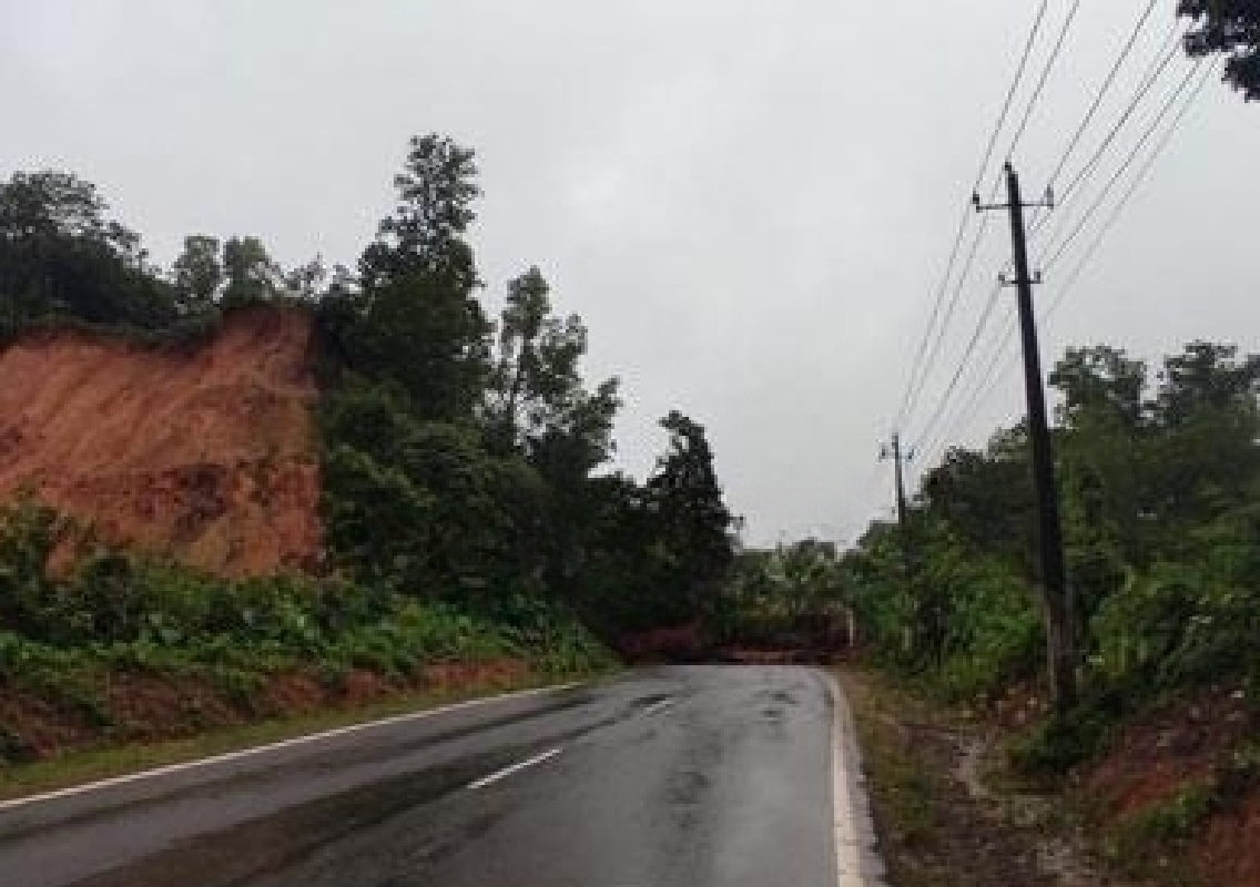 Hill collapse closes Mani-Mysuru highway in Puttur - News Karnataka