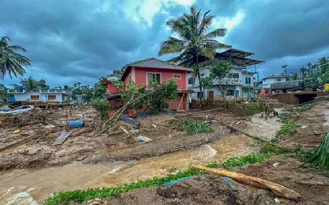 Chooralmala Landslide: Tea Estate Workers' Family Escapes with Losses - News Karnataka