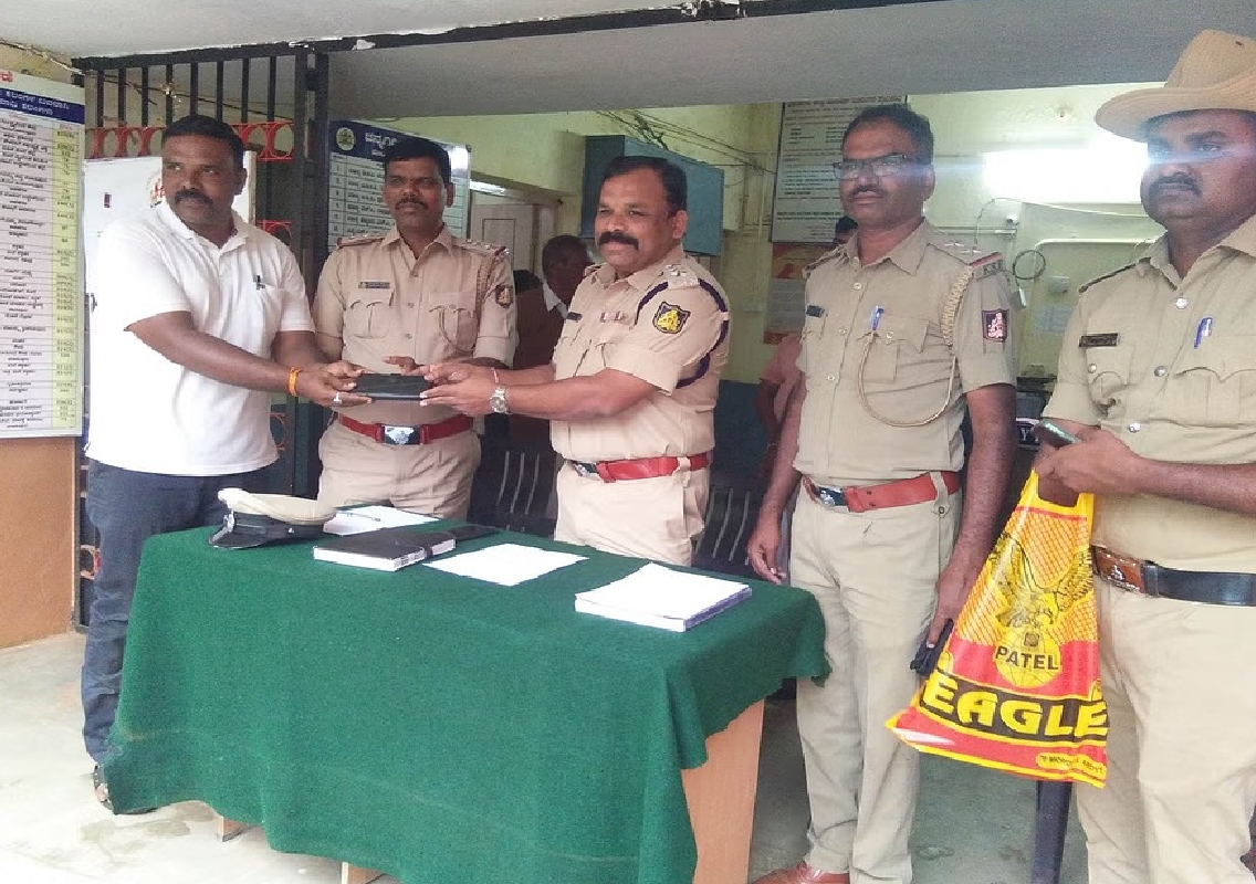 Channagiri Police Recover 39 Stolen Mobiles, Return Them to Owners - News Karnataka