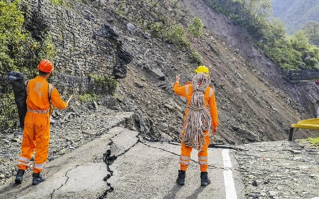 Experts Warn of Landslide Risk in Kethikal, Immediate Measures Ordered - News Karnataka