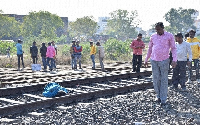 Man Killed in Train Accident While Walking on Railway Tracks - News Karnataka