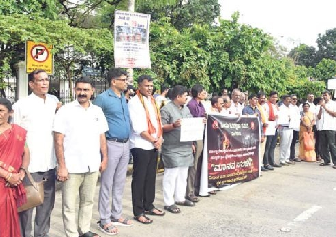 Mangaluru Human Chain Protests Atrocities on Hindus in Bangladesh - News Karnataka