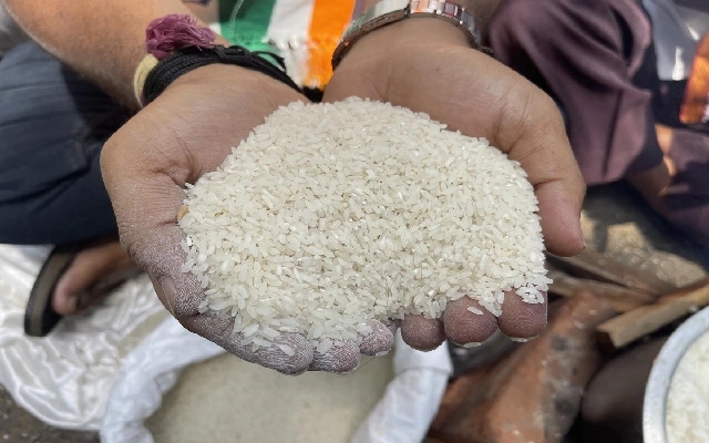 Distributing Pulses, Sugar, or Cooking Oil Under Anna Bhagya Scheme - News Karnataka