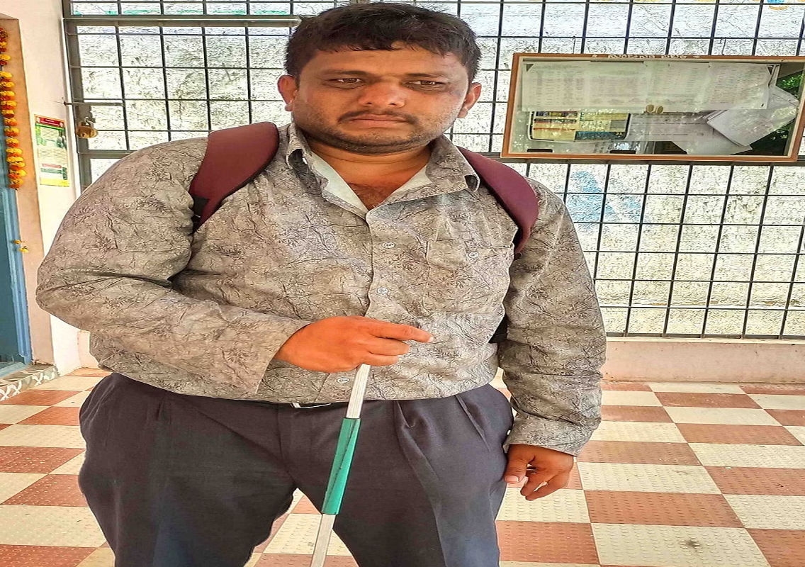 Blind Vijayapura Man Sells Pens to Support Family - News Karnataka