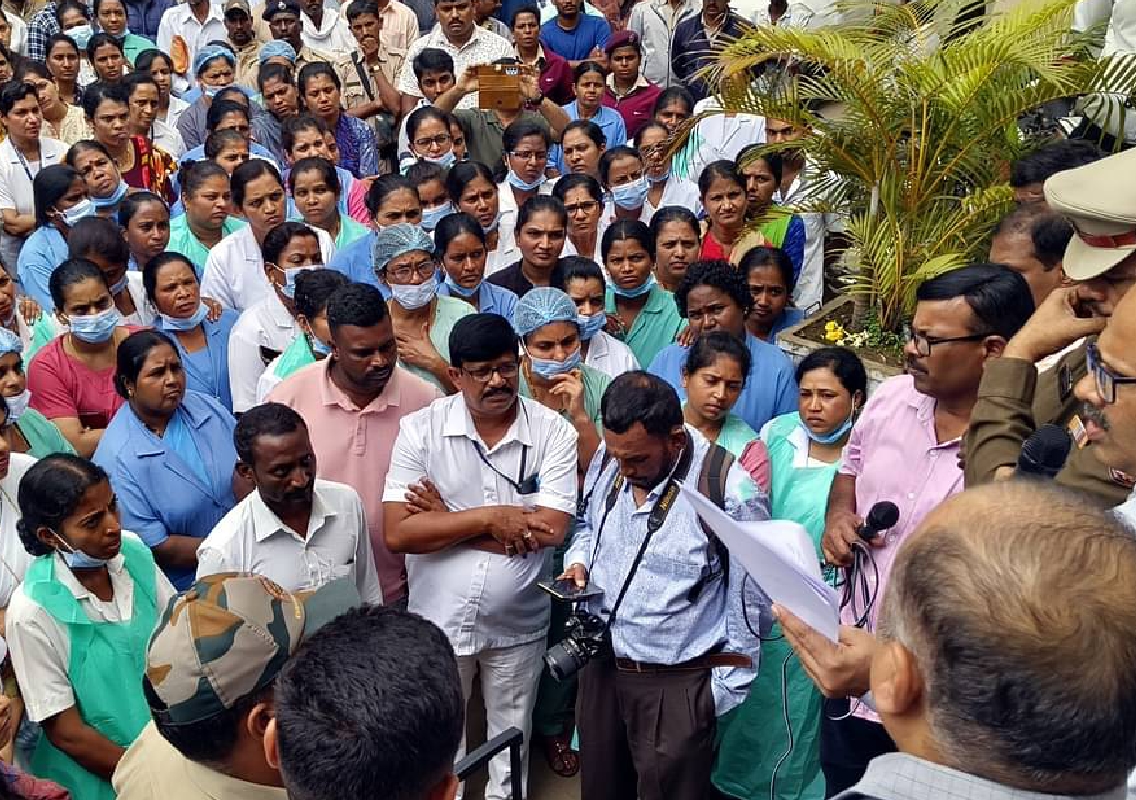 Doctors in Chikkamagaluru Stage Protest After Assault on Doctor at District Hospital - News Karnataka